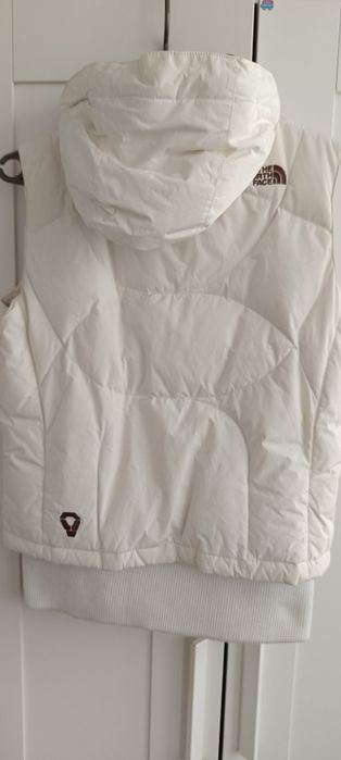 Vestă albă cu puf North Face, și glugă, marime M, femei