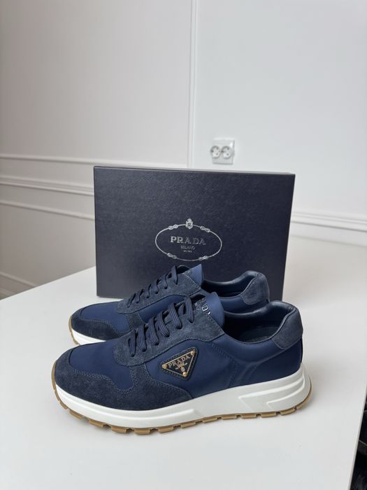 Кроссовки Prada Prax 01 из Re-Nylon и замши синего цвета
