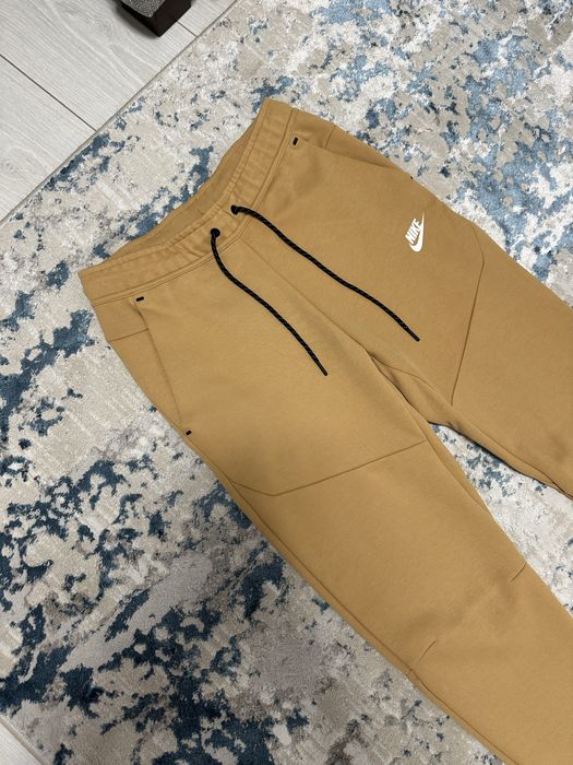Pantaloni Nike Tech Fleece mărimea S – Bej – noi fără etichetă,