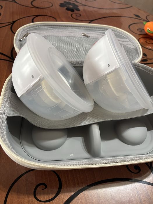 Две помпи за кърма- hands free - Momcozy M5 - Помпа за кърма