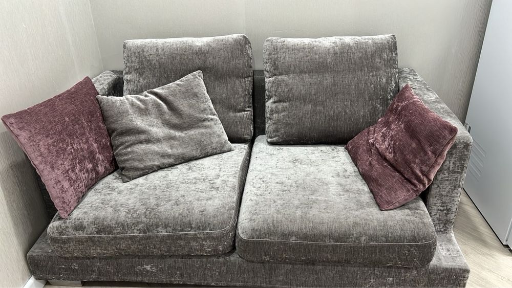 Диван серый двухместный