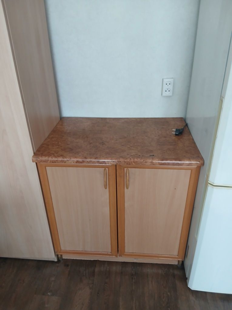 Продам шкаф, тумбочку, стол с табуретками