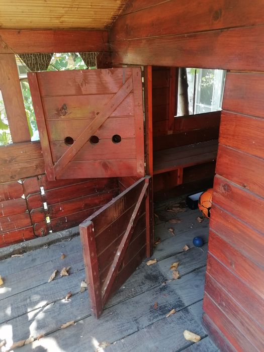 Vând căsuță cu tobogan