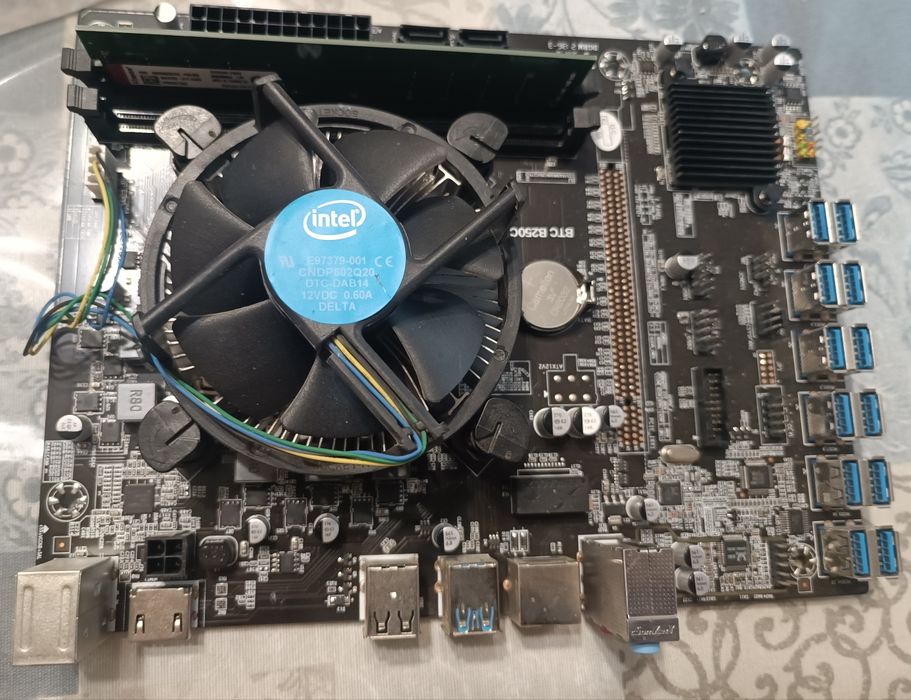 Материнская плата В250С с процессором G4400 и оперативной памятью