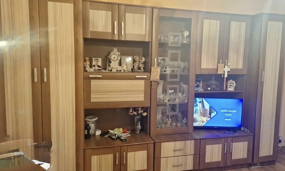 Продавам секция много запазена; жк Хаджи Димитър