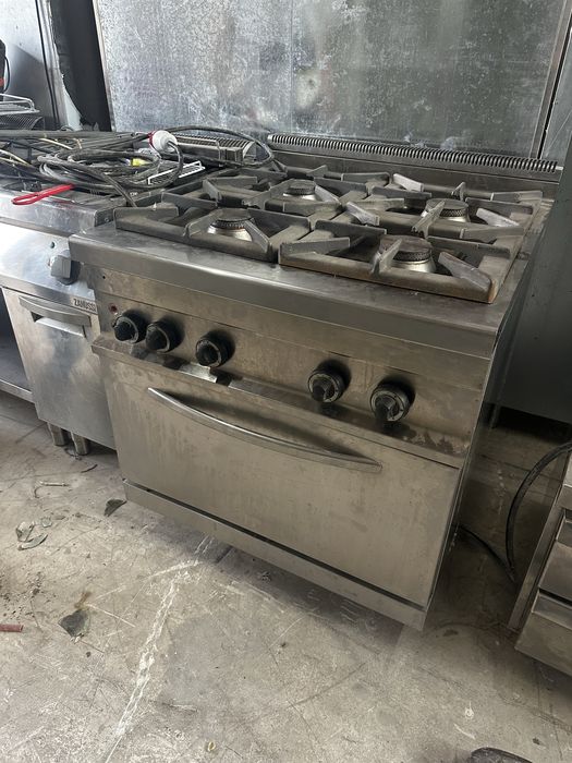 Професуонална печка с 4газову котлона и конвекторна фурна