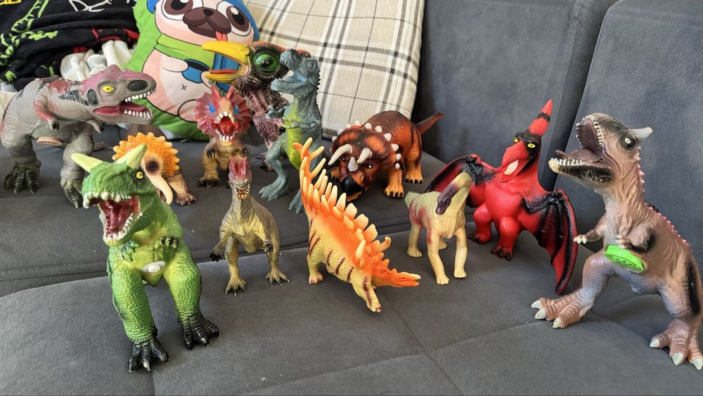 Игрушки (динозавры)