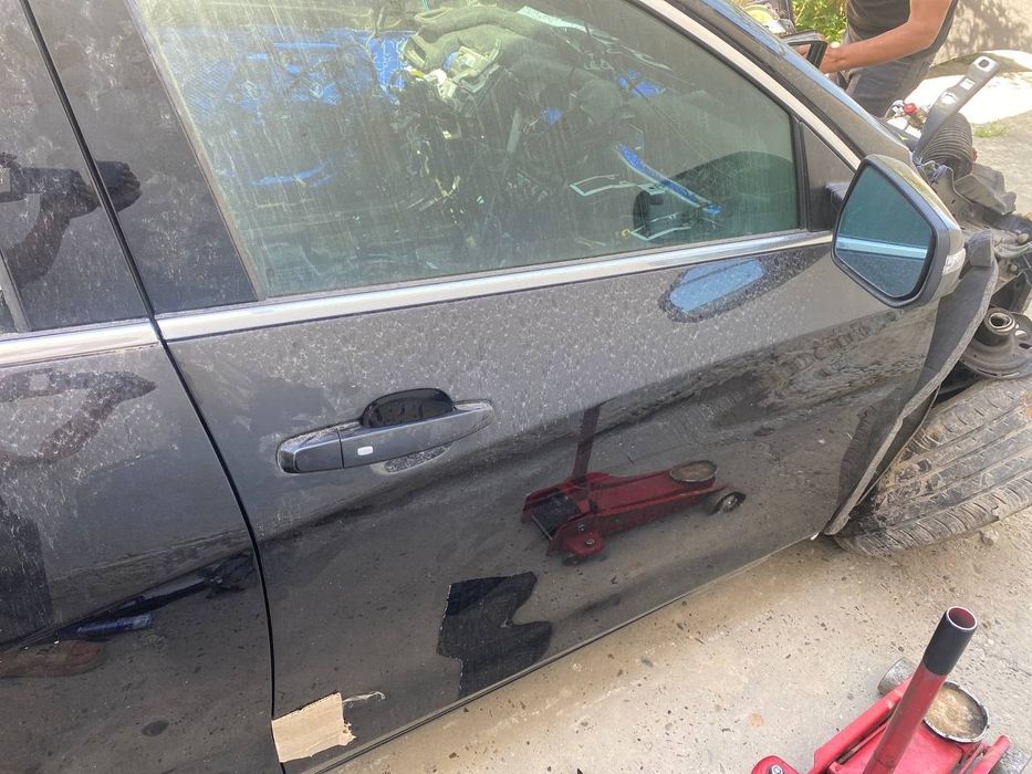 Malibu 2 eshiklari chap 2 ta eshik oʻng 1 eshik bor yana zapchast bor