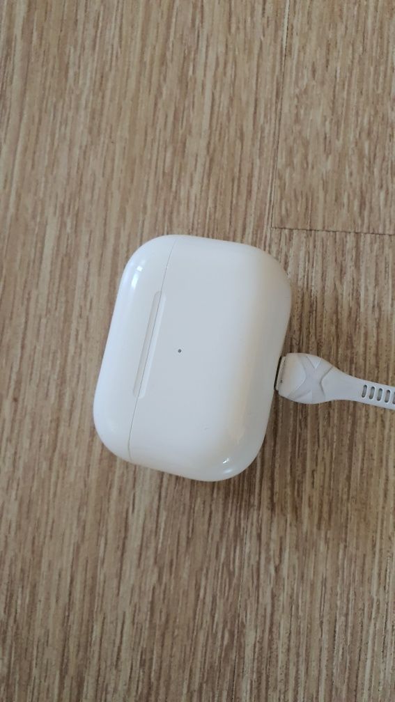 Продам кейс airpods pro оригинал