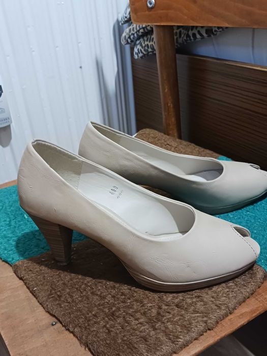 Подарявам обувки, носени 2 пъти.