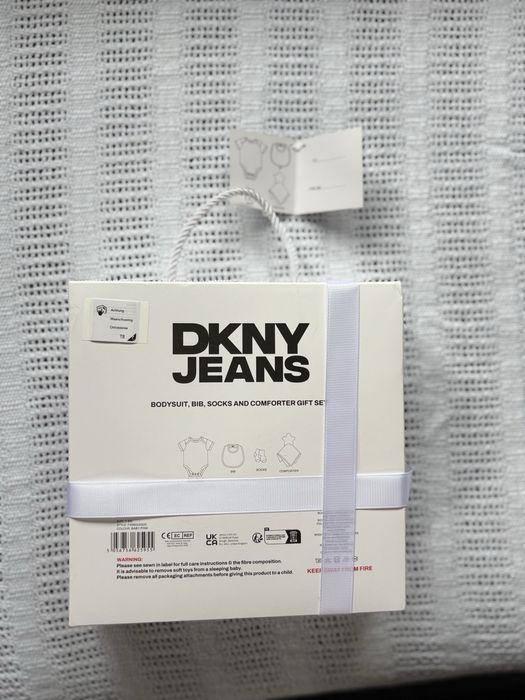 Бебешки подаръчни комплекти DKNY