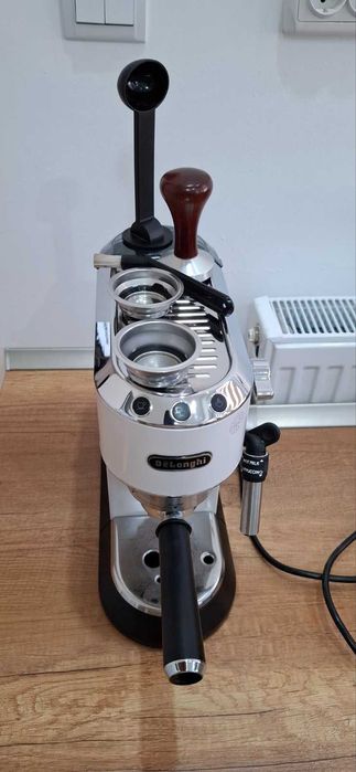 Кафемашина Delonghi Dedica EC 685.W