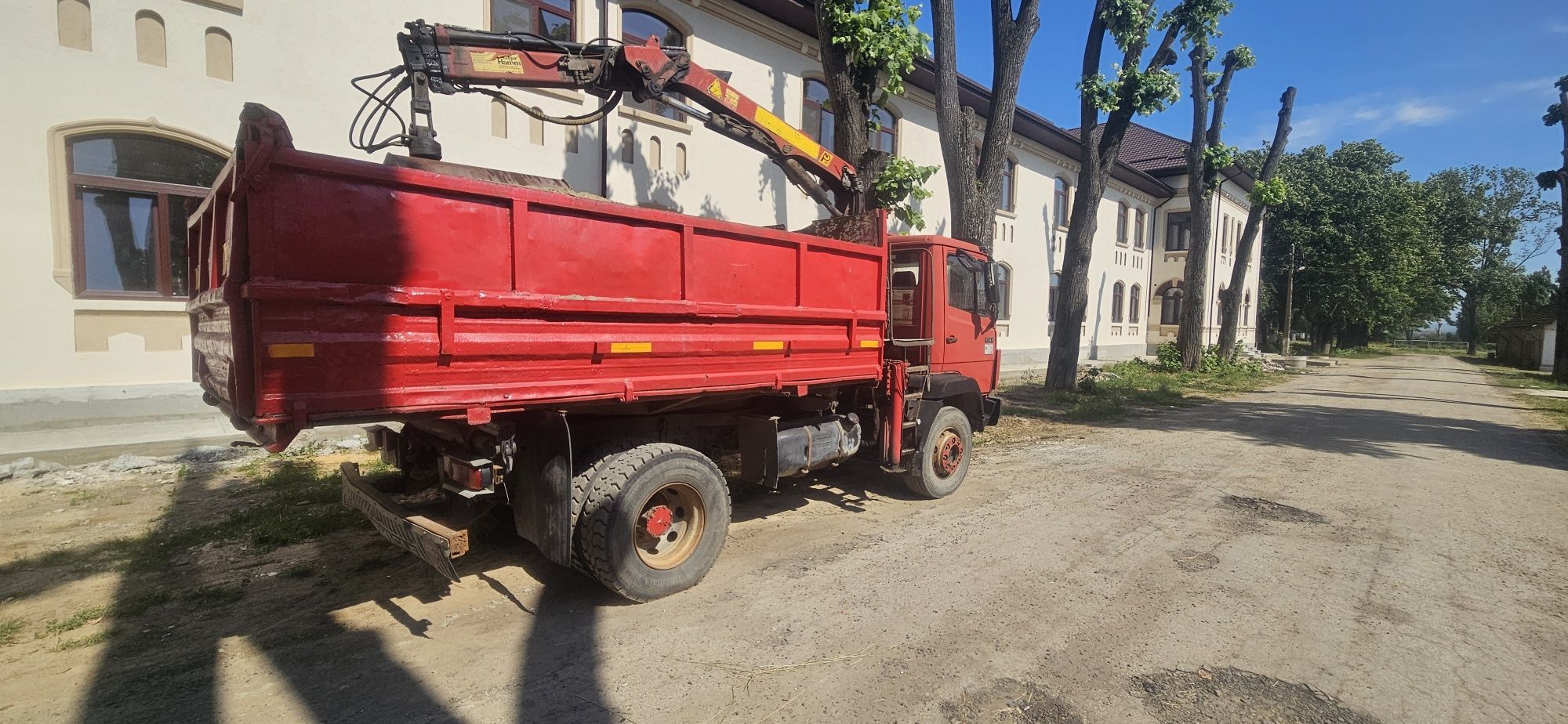 Vand Mercedes-Benz basculabila cu brat de incarcare .