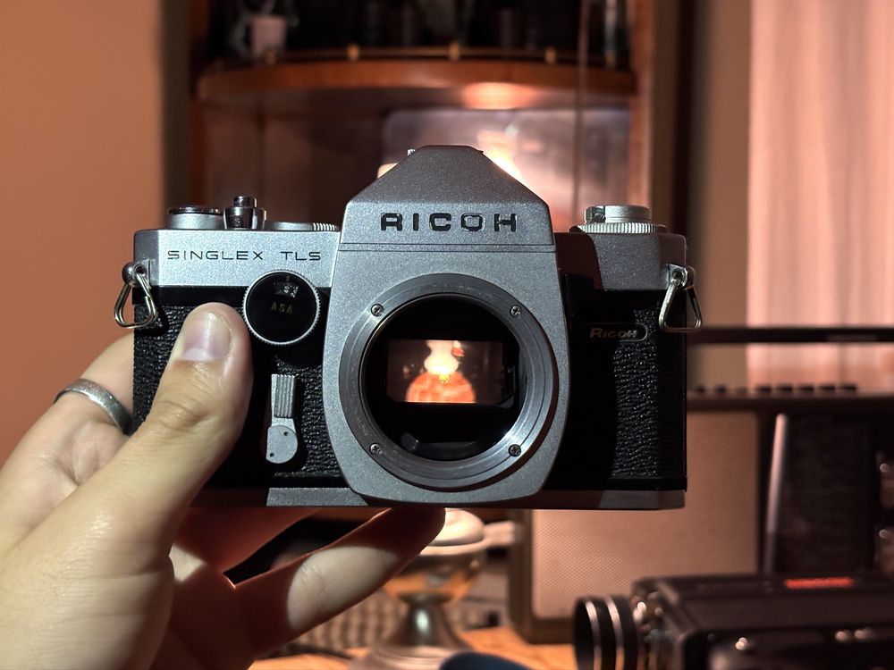 Bundle foto vintage - aparat Ricoh + obiective și accesorii