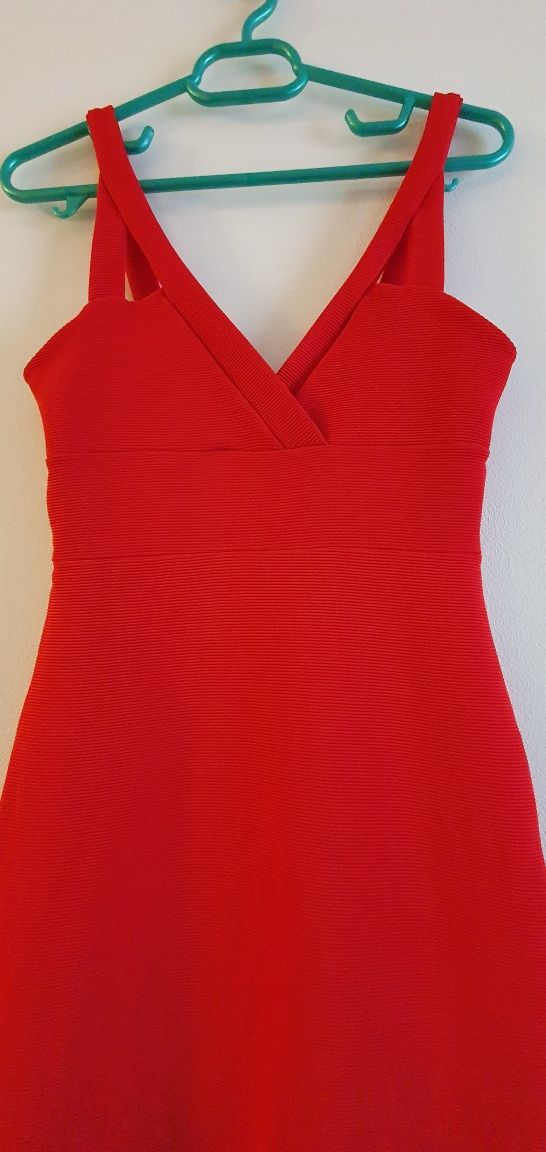 Vând rochie roșie noua