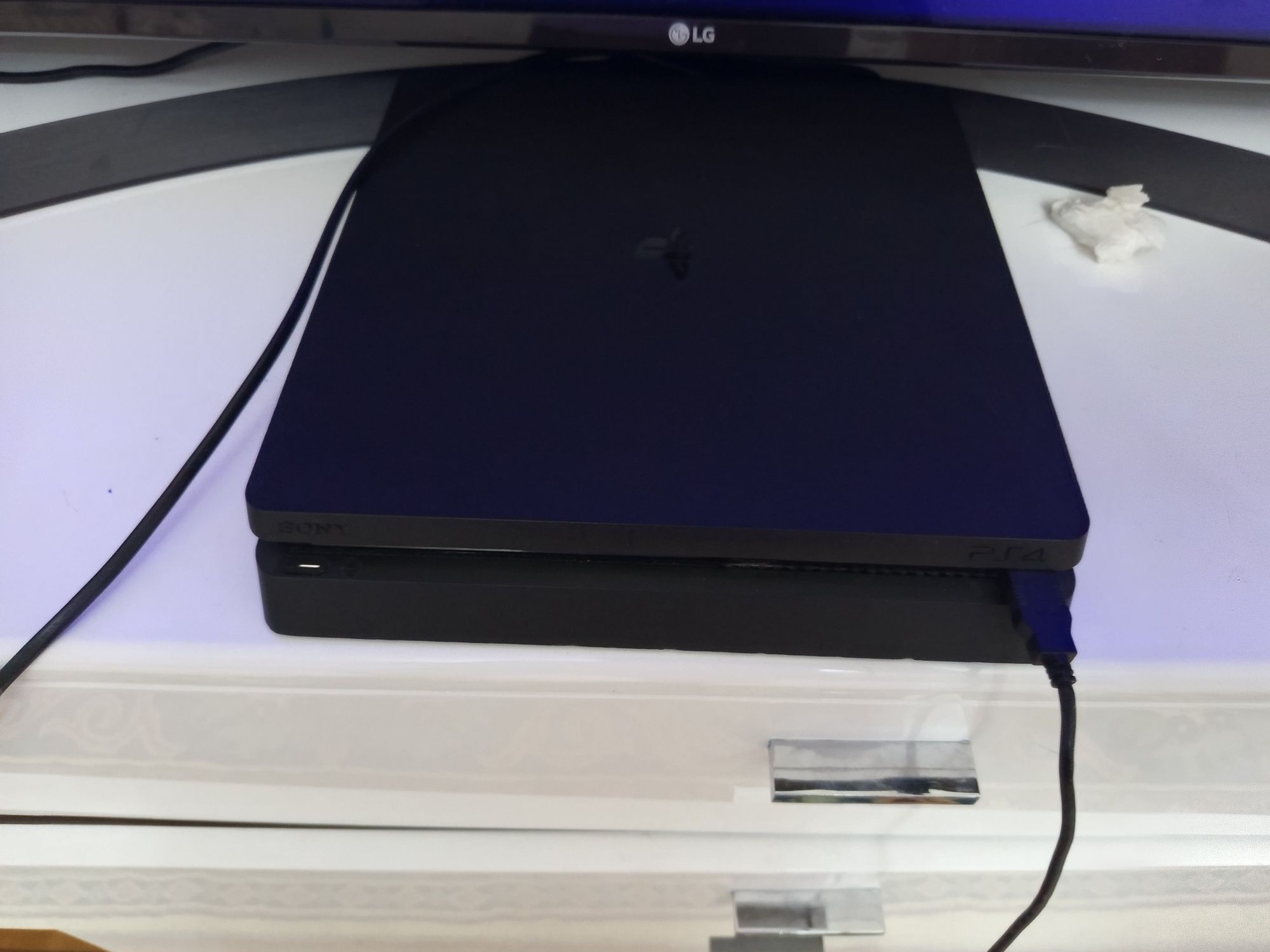 Продаётся playstation 4 игры на замке т.к работают с  акка wifi