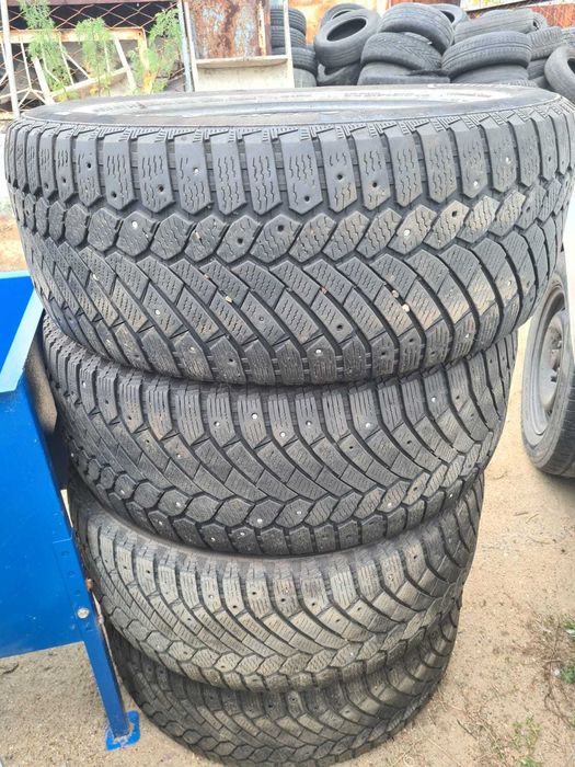 Продам комплект зимней резины 255  55  R 18