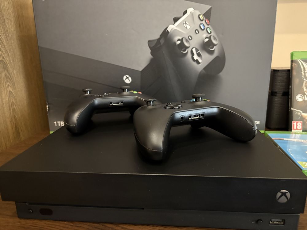 Продавам Xbox One X 1TB с 2 джойстика и игри!