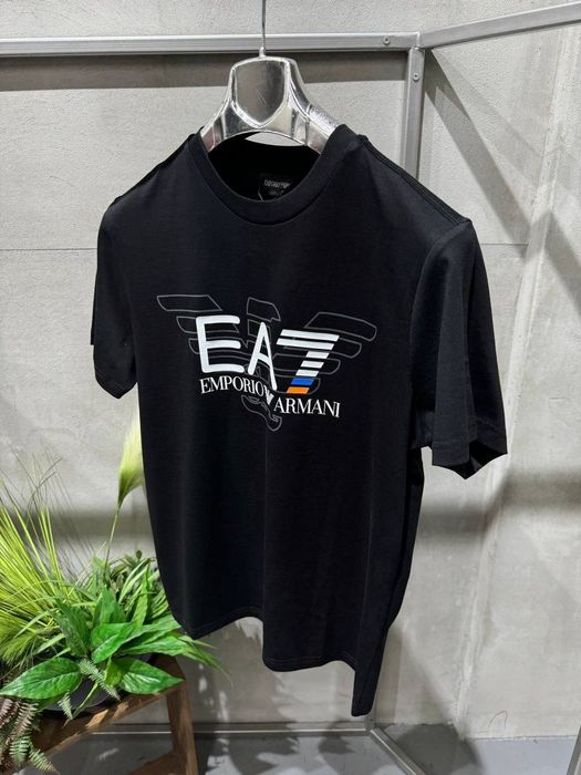 Emporio Armani тениски в бял и черен вариант - ТОП модел за сезона !