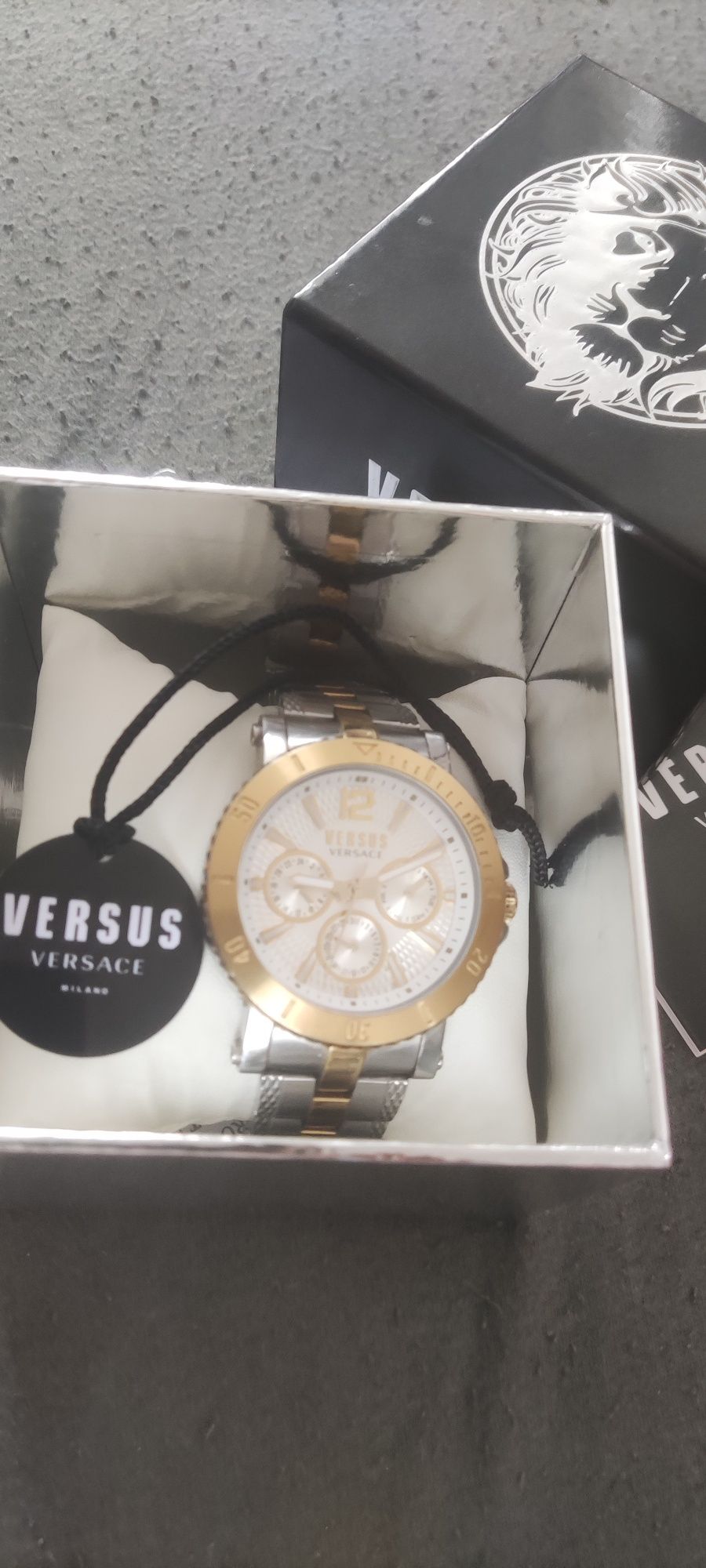 Часовник watch  оригинален  Versus Versace като нов