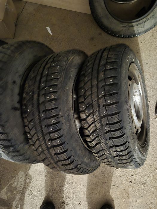 Комплект зимних шипованных резин с дисками оригинал фольксваген на 14