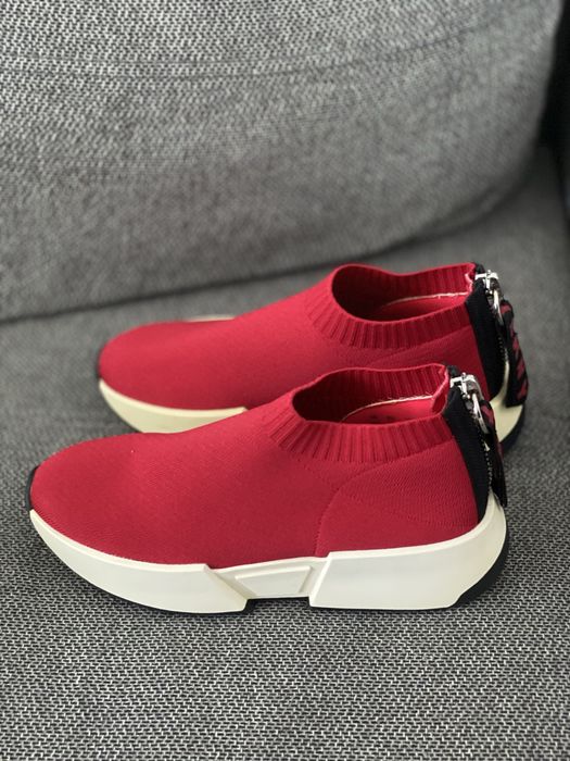 Червени скинъри на DKNY