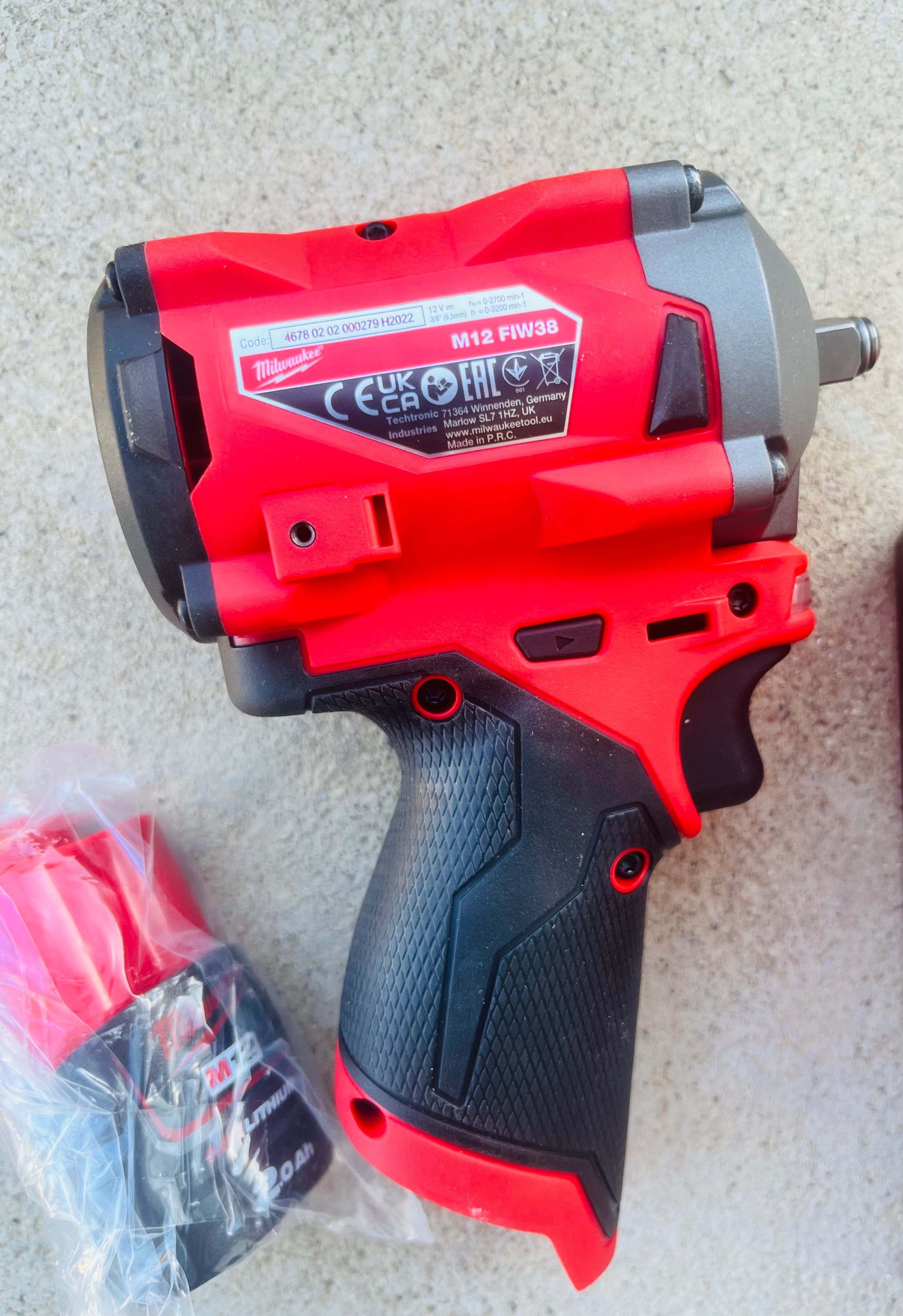 Гайковерт Milwaukee 12V 339Nm M12FIW38 3/8 захват