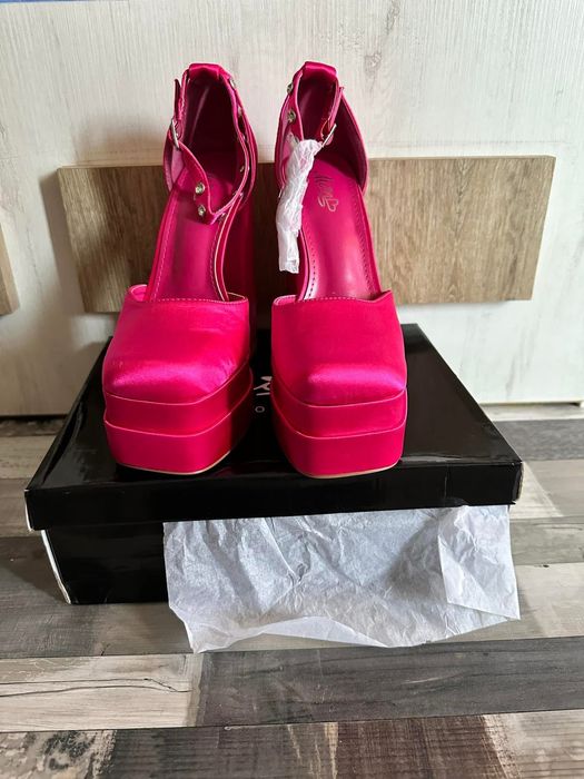 Цикламени обувки на висок ток