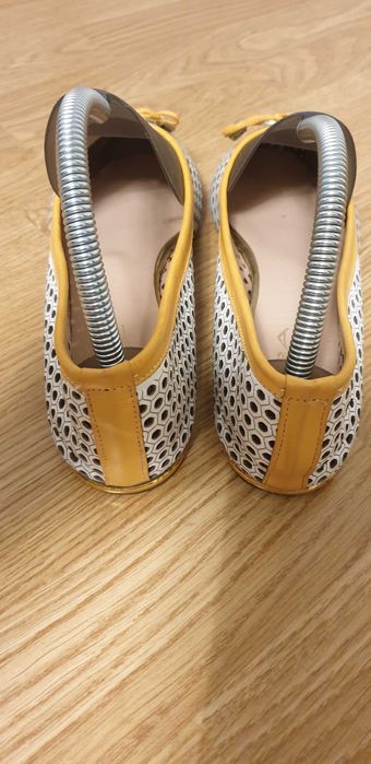 Balerini albi cu bordura galbena, piele perforata, marimea 38
