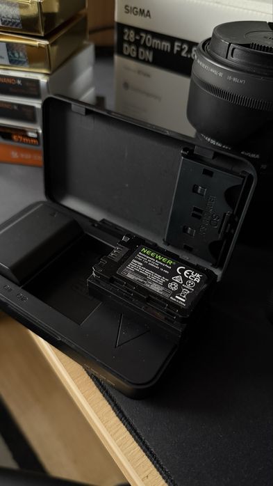 Carcasa tip incarcator - kit cu 2 baterii de la Neewer NP FZ 100 Sony