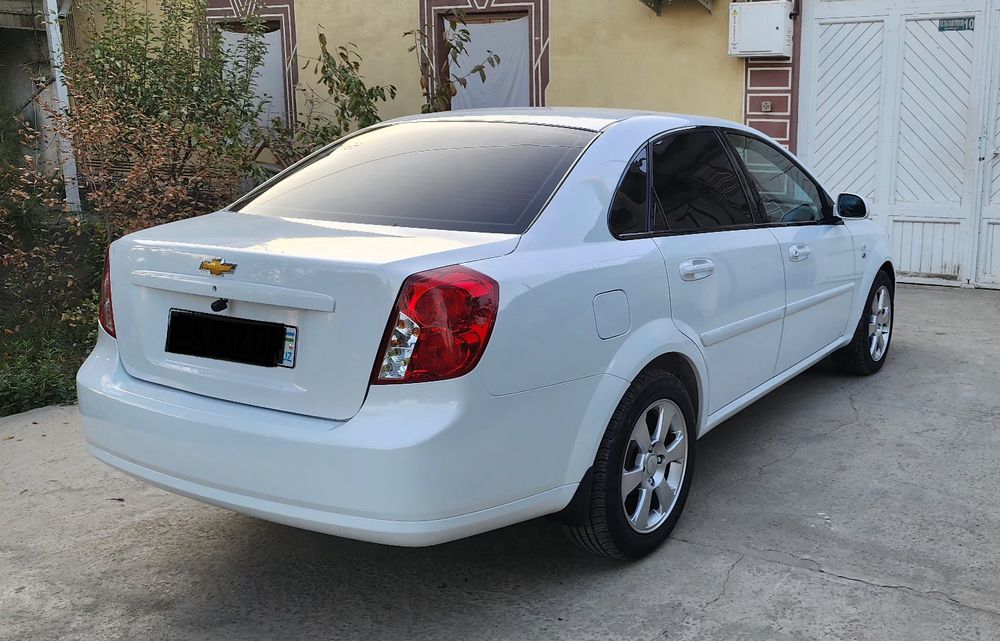 Lasetti 1.8 sotiladi. Holati ideal