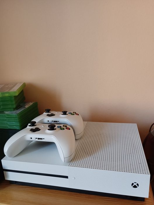 XBOX ONE S 1TB + игри и два контролера