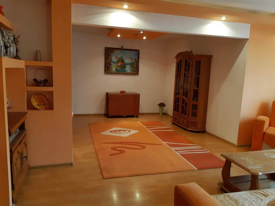 Dau in chirie apart. 3 camere - str. Transilvaniei (zona Hotel Sport)