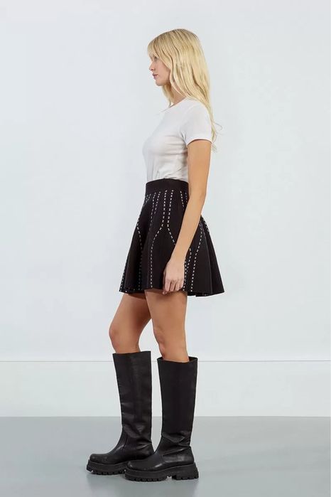 Къса черна пола плетиво