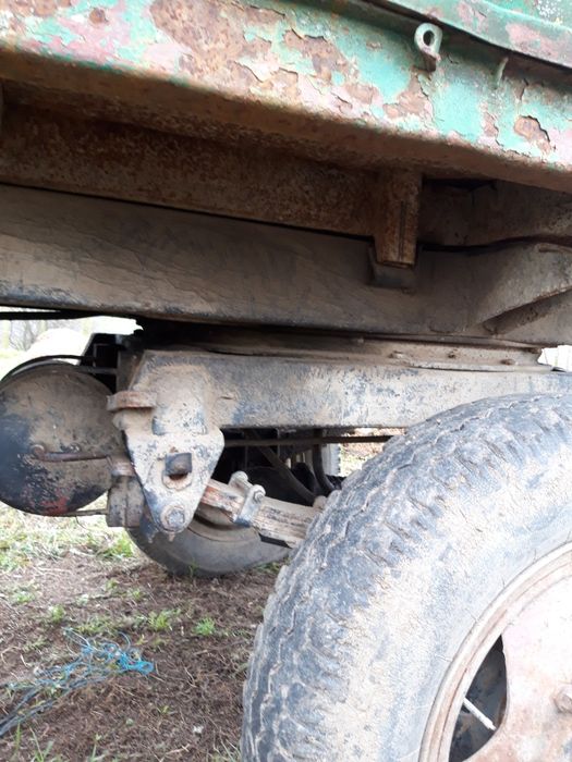 Remorca agricola basculabila cu doi cilindri și roata a 5 a  .