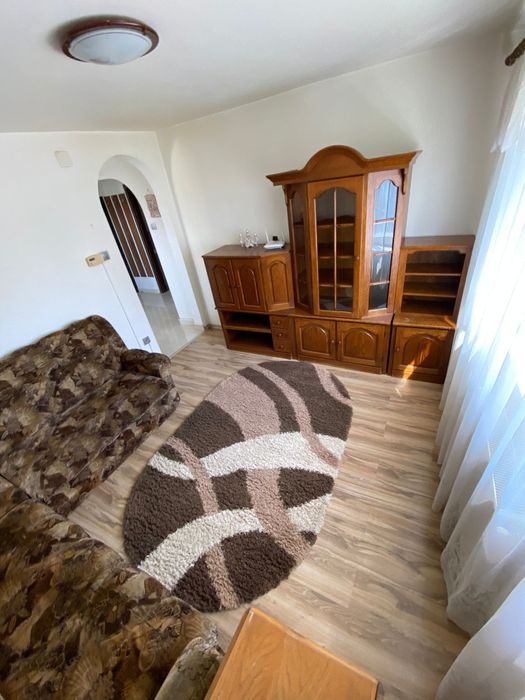 Se închiriază apartament cu 3 camere, zona Flora