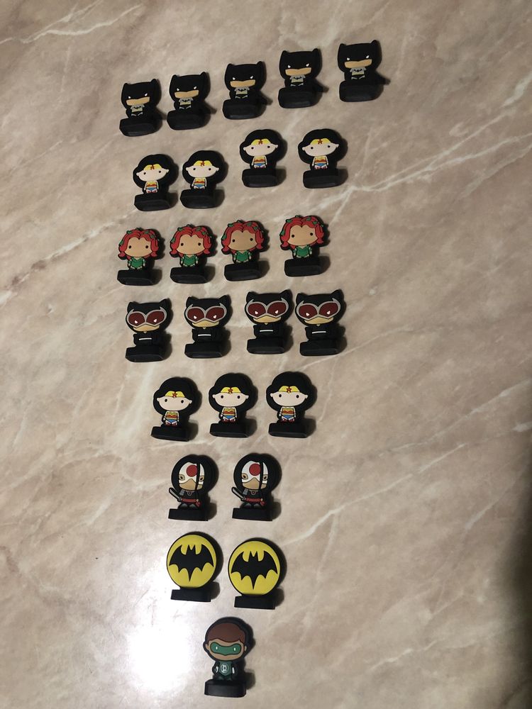 Vand figurine SUPER EROI am atasat poze 1 leu bucata
