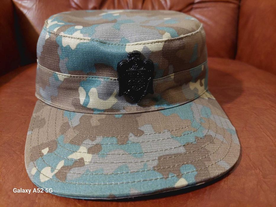 Capelă combat mărimea 57, cu emblemă