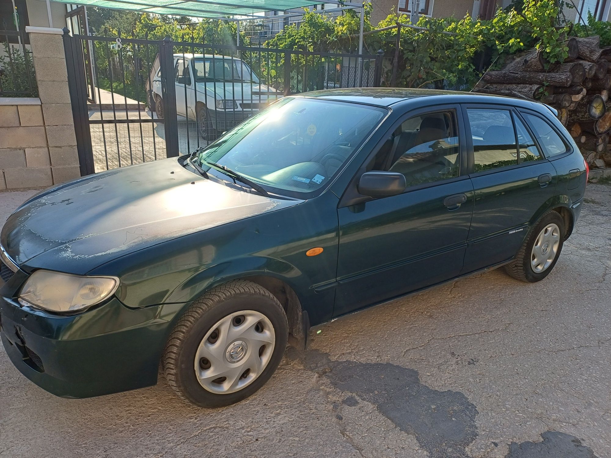 Продавам Mazda 323