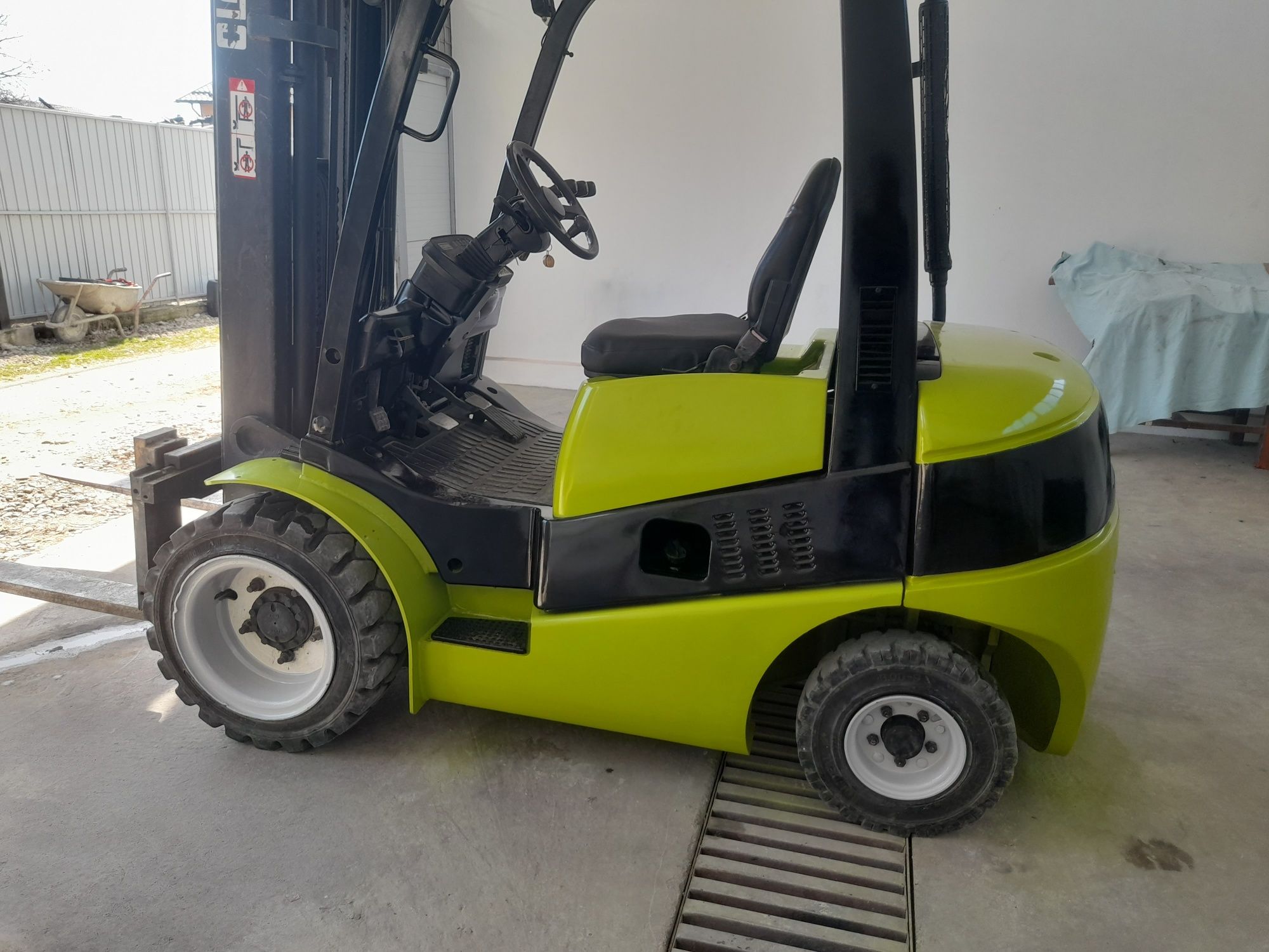 Stivuitor de Inchiriat 2,5 Tone Transport Asigurat Cu Deservet