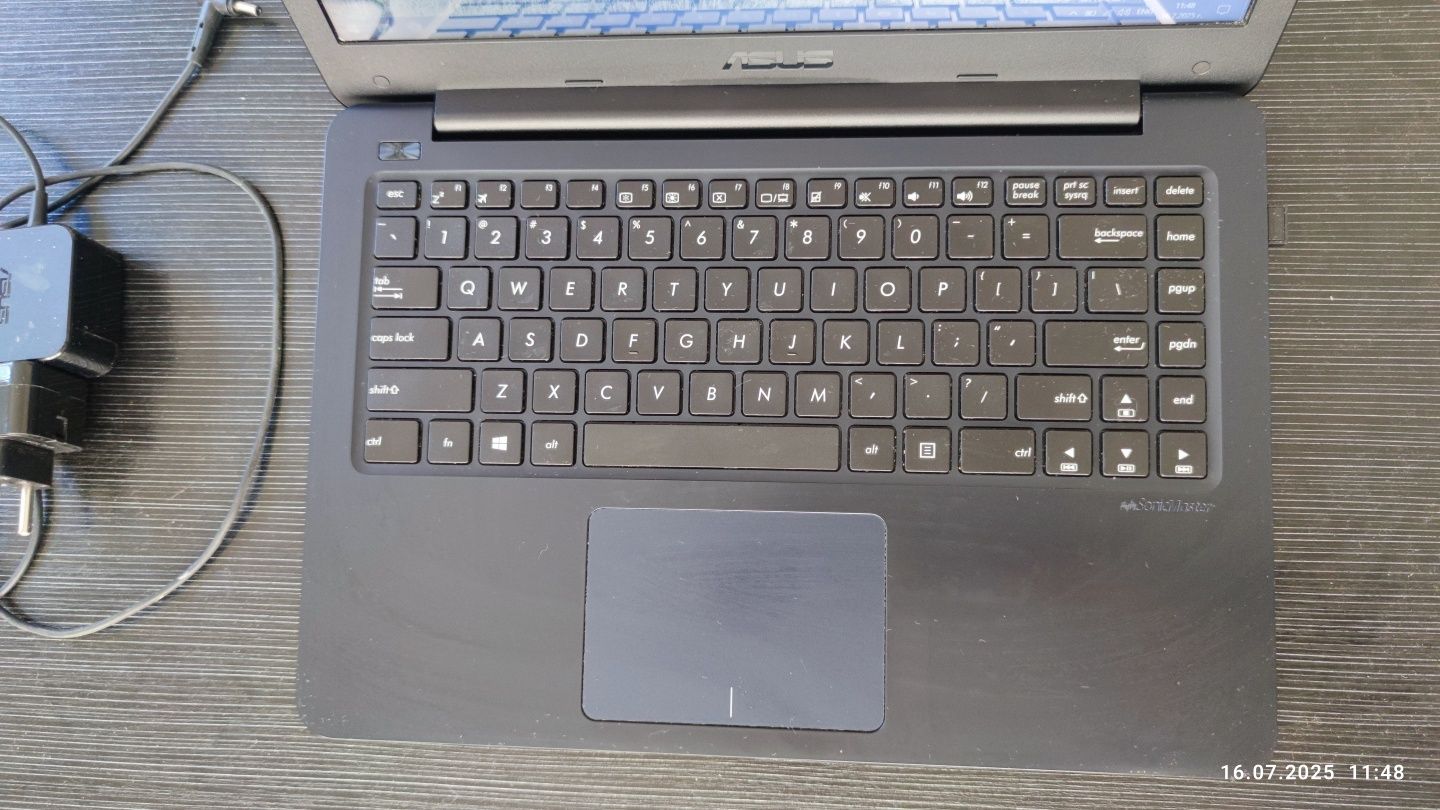 Лаптоп ASUS L402W