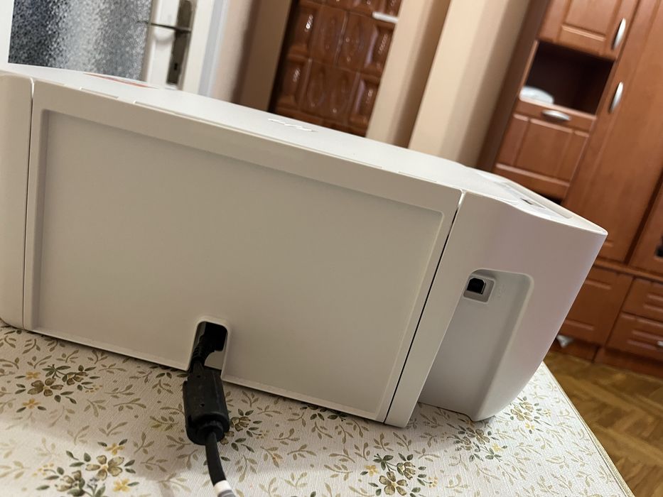model multifuncțional HP DeskJet 2710e All-in-One.