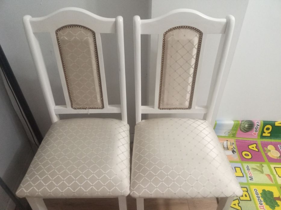 Стулья для гостиной беж цвета продам