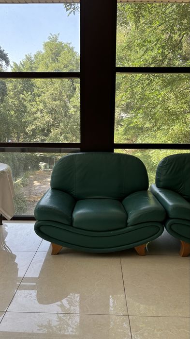 Продается комплект кожаных диванов в зеленом цвете .