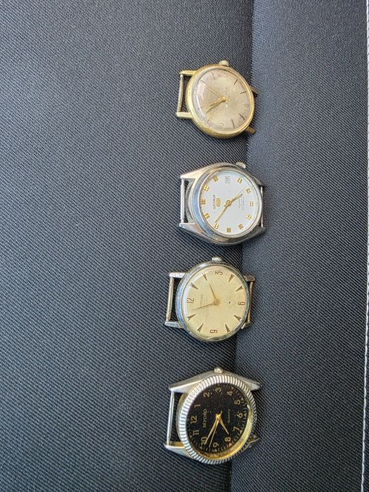 Obiecte vechi, ceasuri si medalie.