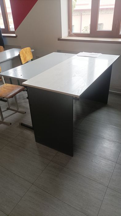 Ofis uchun mebel va texnikalar