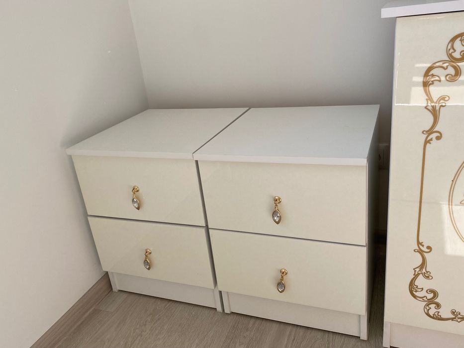 Спальный гарнитур состоит из 4 предмета