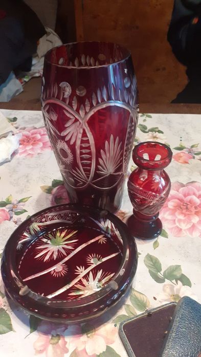Set două vaze + o scrumieră lucrate manual.
