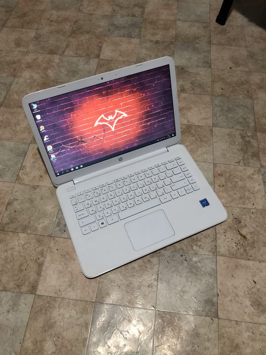 Компактный нетбук Hp продам всё работает стоит ssd диск windows 10