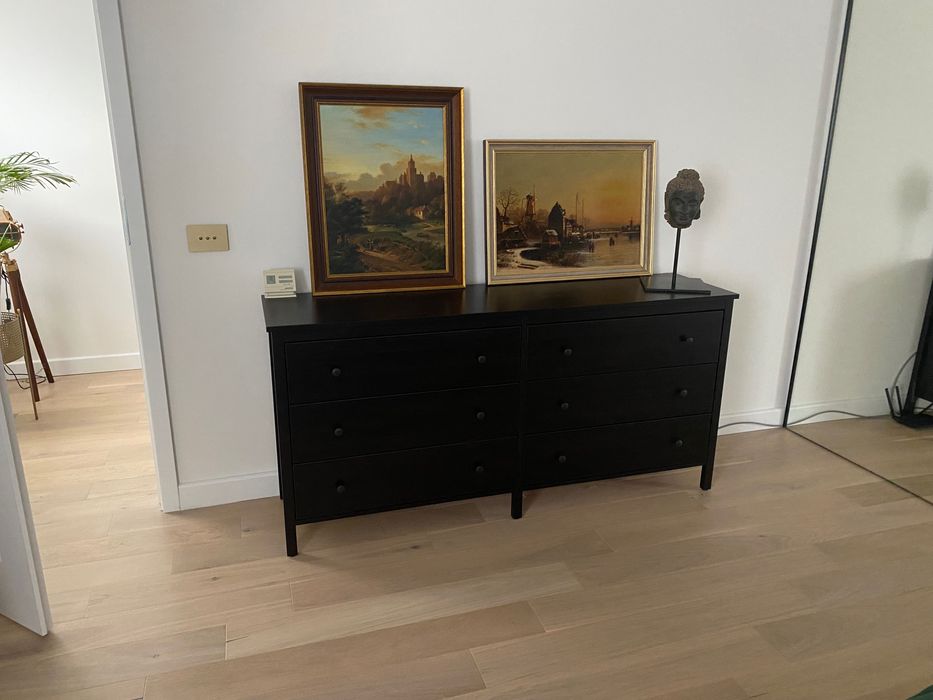 Montaj mobilier și cabine de dus din sticlă.